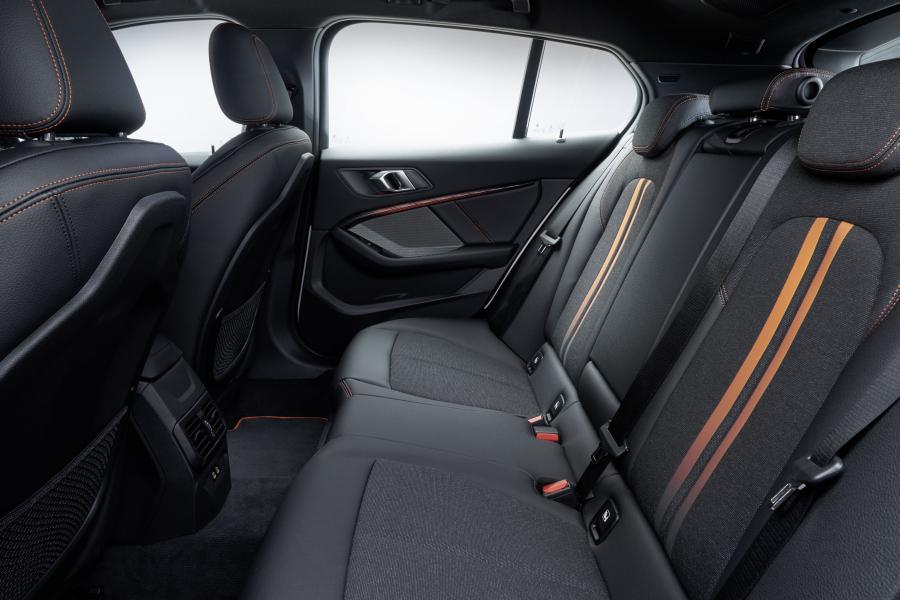Интерьер BMW 118i Sportline (F40) 2019 года  (WW) (фото 50 из 81)